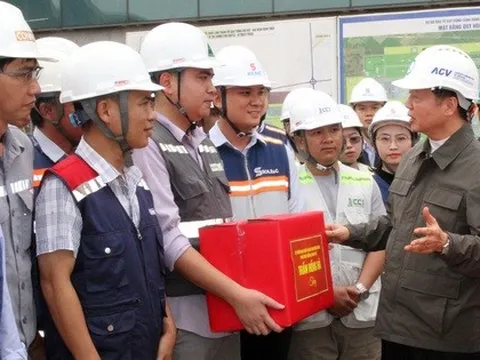 Phó Thủ tướng Trần Hồng Hà động viên, chúc Tết người lao động trên công trường sân bay Long Thành