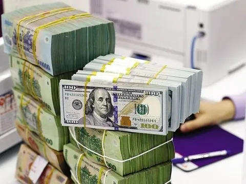 Lãi suất qua đêm giảm mạnh xuống vùng 4%, giá USD liên ngân hàng bật tăng