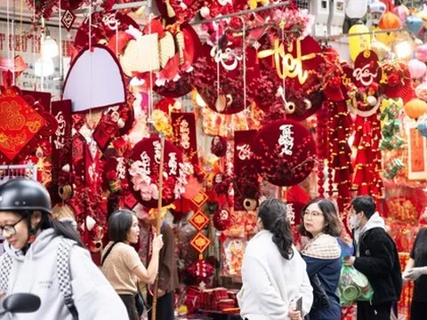 Phố Hàng Mã đỏ rực những ngày giáp Tết: Không còn cảnh chen nhau chụp ảnh, dân tình lặng lẽ sắm sửa đón xuân