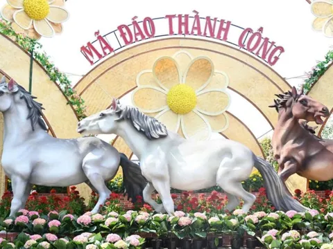 Linh vật ngựa xuống phố, sắc xuân rộn ràng khắp Đồng Nai