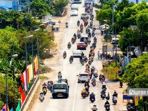 Dòng xe nối dài về quê, ai cũng chỉ mong kịp bữa cơm sum họp