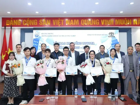 Toyota Việt Nam cùng các đại lý trao tặng 123 suất học bổng hỗ trợ sinh viên năm 2025
