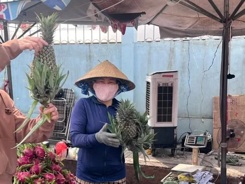 Sát Tết, trái cây "đội giá" vẫn bán chạy như tôm tươi