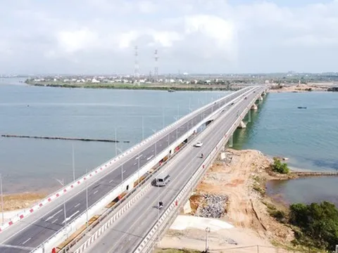 Hình ảnh khác lạ ở cầu Gianh cận Tết Bính Ngọ