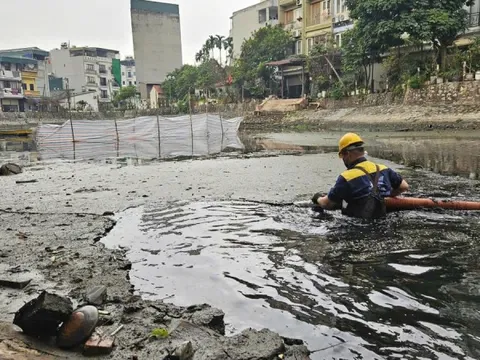 Công nhân ngâm mình trong nước bẩn, nạo vét cống, sông Hà Nội ngày 29 Tết