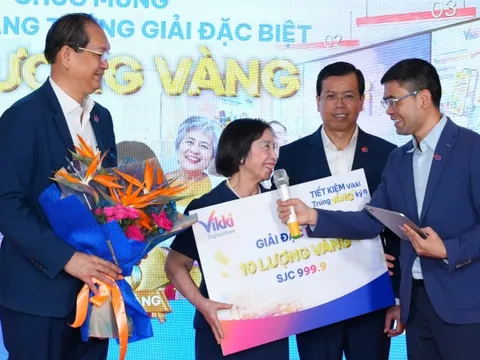 Gửi tiết kiệm 1,1 tỷ đồng, khách hàng Vikki trúng 10 lượng vàng