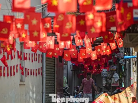 Phố phường Hà Nội rực rỡ cờ đỏ ngày 29 Tết