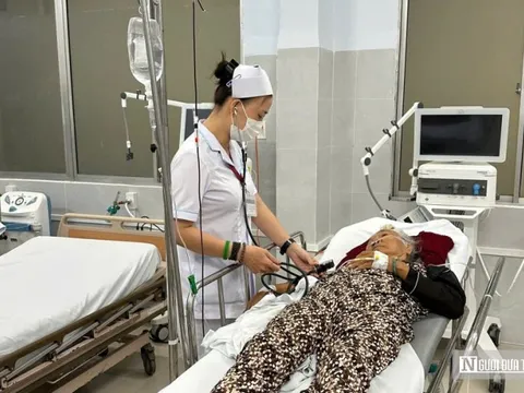 Đêm giao thừa nơi phòng cấp cứu: Giành giật sự sống trong từng nhịp thở