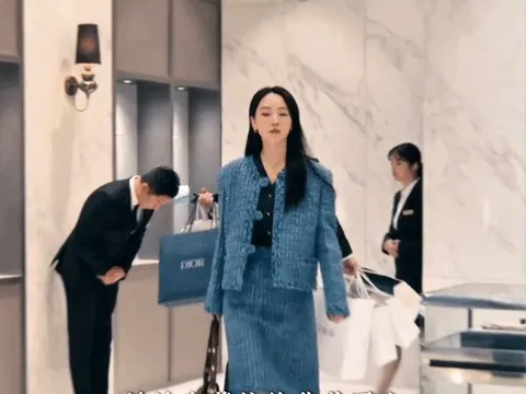 Hồi kết của người giàu giả trong Nghệ Thuật Lừa Dối Của Sarah