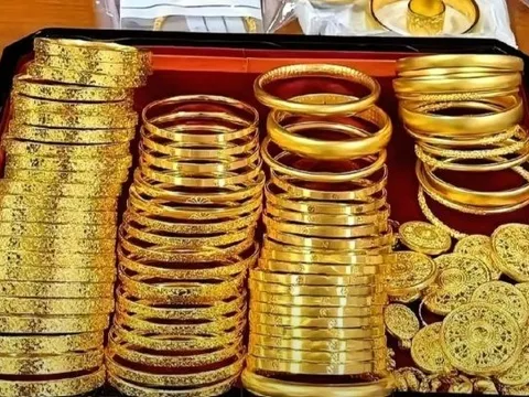 3 năm “đổi lì xì lấy vàng”, 2 bé gái tích lũy được 20 chỉ vàng, giá trị “kho báu nhỏ” tăng gấp đôi khi vàng lập đỉnh