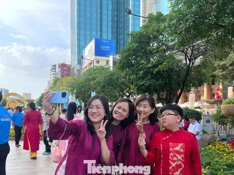 Lý do nhiều người chỉ check-in đường hoa Nguyễn Huệ từ xế chiều đến tối