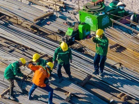 Công nhân bám công trường trọng điểm, làm việc xuyên Tết Bính Ngọ 2026