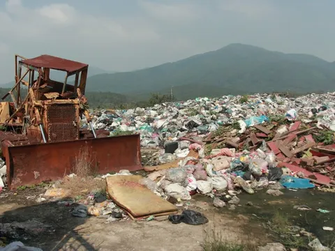 Bãi rác thải hết hạn: Cấp thiết việc xây dựng nhà máy xử lý chất thải