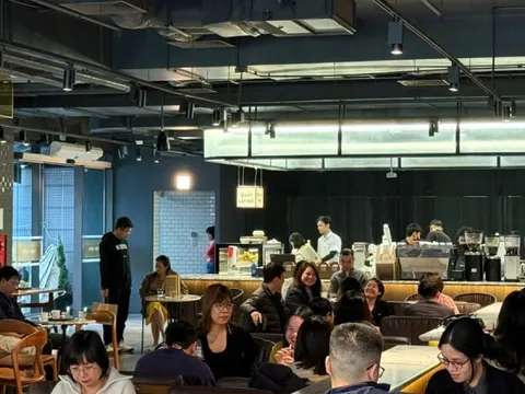 Hà Nội: Xếp hàng ăn phở, uống cà phê 'giải ngấy' ngày Tết