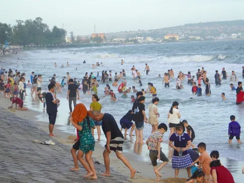 Du lịch đầu năm bứt phá: Mũi Né hút khách quốc tế, làng sinh thái hút gia đình trẻ