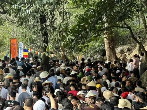 Cảnh tượng ngày Tết tại lễ hội "kéo dài lâu nhất" Việt Nam: Nhiều người không tin vào mắt mình