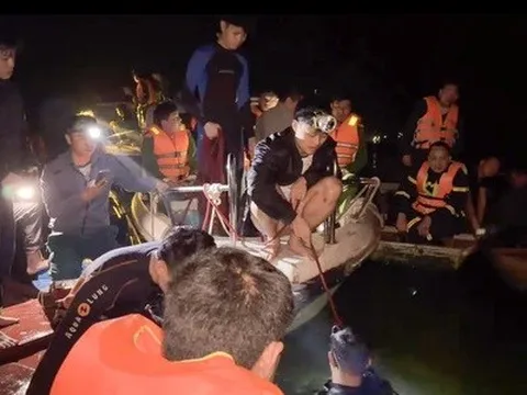 Nỗ lực tìm kiếm nạn nhân mất tích trong vụ lật tàu trên hồ Thác Bà