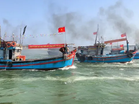 Quảng Ngãi rực sắc cờ Tổ quốc, tàu thuyền vươn khơi đầu năm