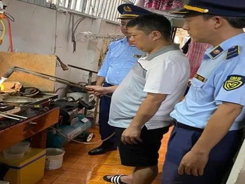 Một tiệm vàng có tiếng vừa bị buộc tiêu hủy sản phẩm, phạt hơn 200 triệu đồng