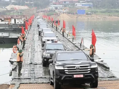 Quân đội "cắt" cầu phao qua sông Lô để bảo đảm an toàn giao thông