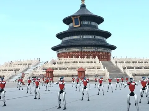 Video hàng chục robot tung cước gây choáng ngợp đền Thiên Đàn