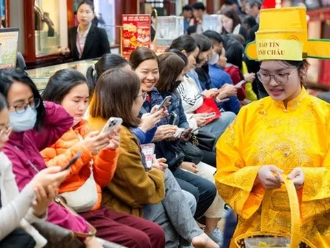 Con phố Hà Nội đông nghẹt chưa từng thấy ngày mùng 8 Tết: Chuyện gì đang xảy ra?