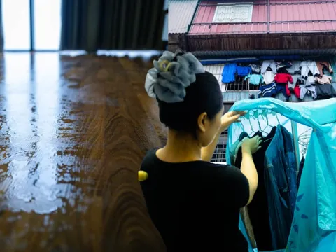 Nỗi ám ảnh "nồm ẩm" quay lại, người dân Hà Nội "khóc ròng": Nhà cửa "đổ mồ hôi", quần áo phơi 3 ngày không khô, sàn trơn như bẫy trượt