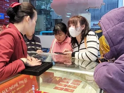 Nhiều năm giữ thói quen mua vàng vía Thần Tài, cụ bà gần 80 tuổi than giá vàng cao quá