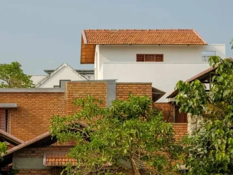 Không gian chữa lành cho gia đình trẻ với gạch mộc và ánh sáng tự nhiên