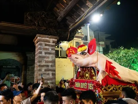 Cả làng La Phù thức trắng vì 17 “ông lợn”: Lợn ăn trứng, ngủ màn, mùa đông sưởi than để chờ giờ rước đình