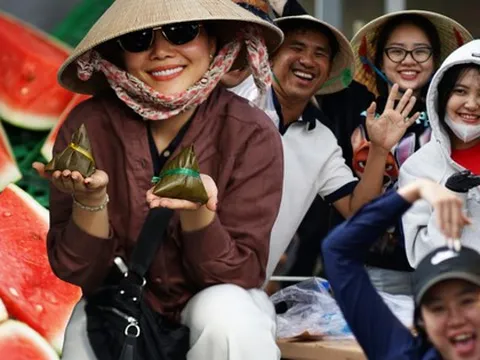 Nhiều du khách bất ngờ tại lễ hội mà "cái gì cũng miễn phí" ở Bình Dương: "Bà con có ngụm nước giải khát cũng vui"