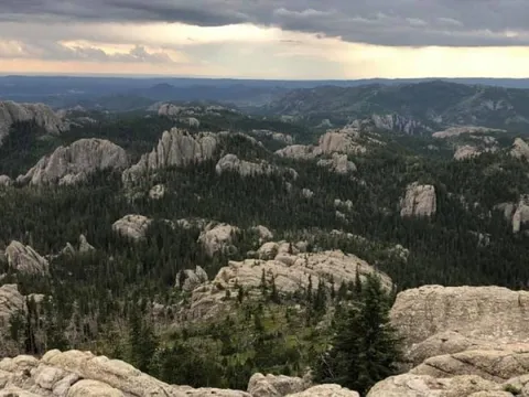 Phát hiện hầm trú ẩn “bất khả xâm phạm” của các tỷ phú giàu nhất thế giới