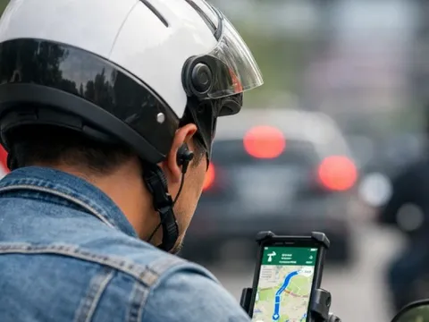 Đeo tai nghe để Google Maps chỉ đường khi tham gia giao thông có bị xử phạt không?