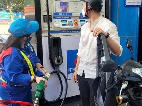 Chiều nay, giá xăng dầu tăng mạnh tới gần 8.500 đồng/lít, dầu diesel lên trên 30.000 đồng/lít