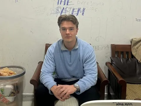 Nam du khách bị giữ tại sân bay Phuket vì hộ chiếu rách một trang