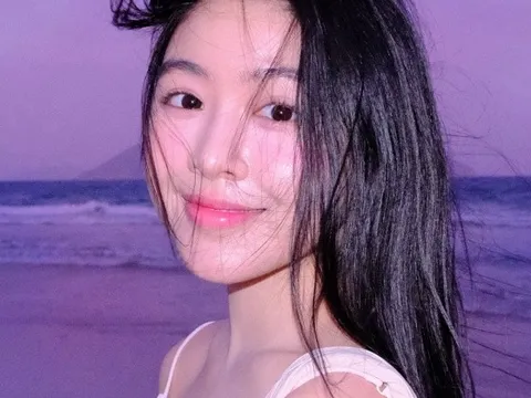 Lọ Lem không mặc bikini, ra biển vẫn là "thần"!