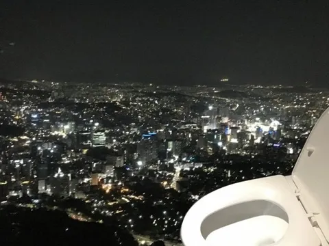 Khách Việt hoảng hồn khi vào toilet ở Hàn Quốc: "Tôi tưởng như cả thành phố đang nhìn mình đi vệ sinh vậy"