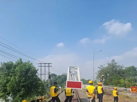 Vận tải đường sắt thiệt hại nặng nề do sà lan đâm cầu Ghềnh