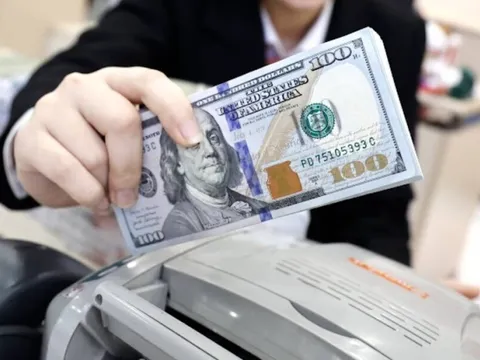 Giá USD tăng kịch trần, thị trường tự do vượt 27.000 đồng/USD