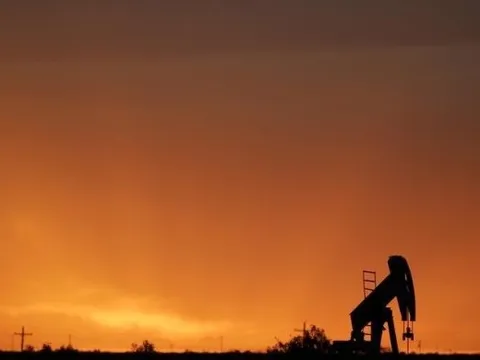 G7 vừa có động thái khẩn bảo vệ nguồn cung, giá dầu thô lập tức giảm 15 USD trong chưa đầy 2 giờ