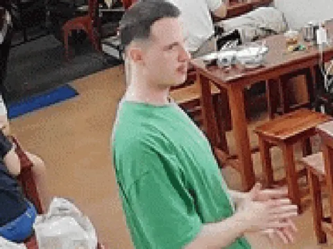 Khách Tây vỗ bụng khen bún bò Huế "ngon quá, ngon quá": Chủ quán kể về bữa ăn đặc biệt