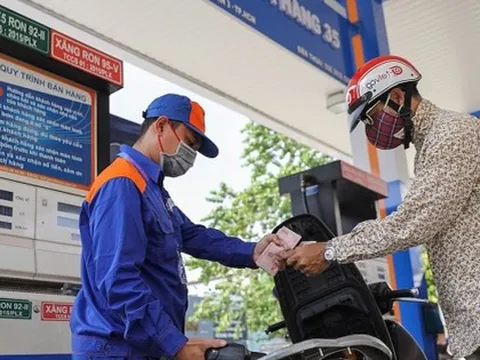 Cục Hải quan thông tin nóng việc có tình trạng người dân Lào, Campuchia sang Việt Nam gom mua xăng