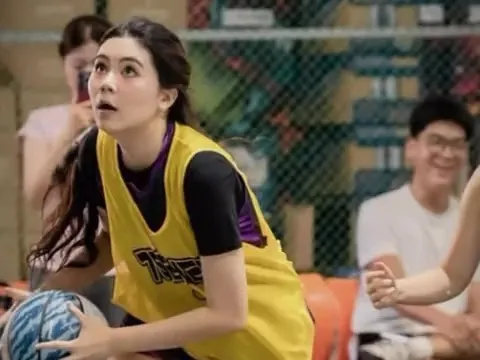 Hạt Dẻ bỏ đi 1 điểm giống ba, được khen luôn "nữ thần bóng rổ"