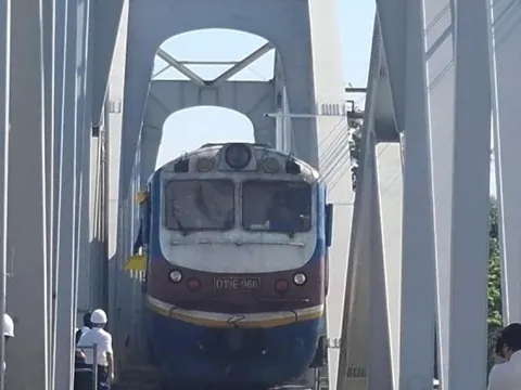 Thông tàu Bắc - Nam qua cầu Ghềnh sau 5 ngày tê liệt