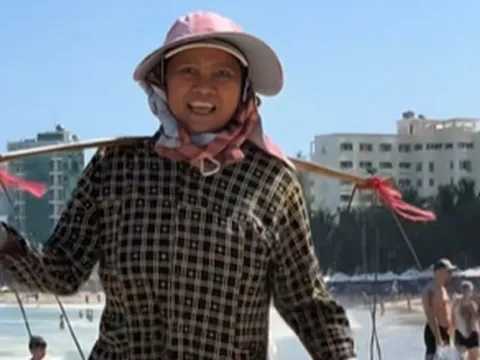 Người bán hàng rong ở Nha Trang gây sốt toàn cầu: Công việc này giúp bà nuôi 2 con gái đang học đại học