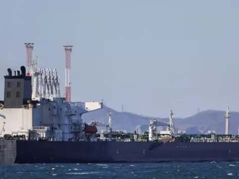 Iran đóng cửa eo biển Hormuz, một quốc gia liền đề nghị Mỹ 'cho phép' mua dầu Nga