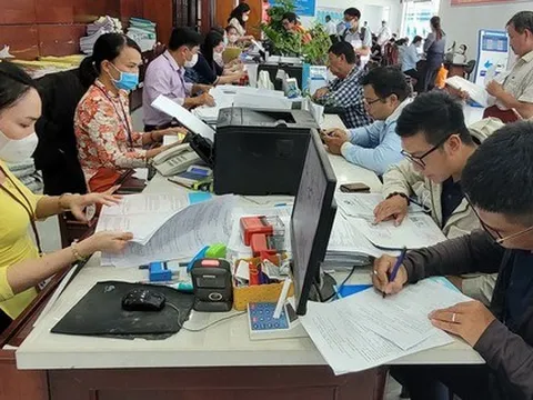 Lương cơ sở dự kiến tăng 8% từ 1-7, những khoản nào sẽ được điều chỉnh theo?