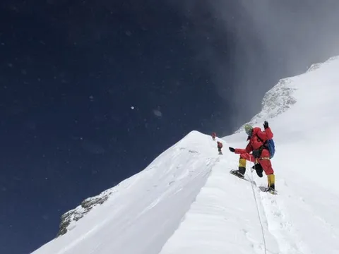 Cô gái chinh phục liên tiếp 3 "nóc nhà thế giới" khiến giới leo núi "ngả mũ"