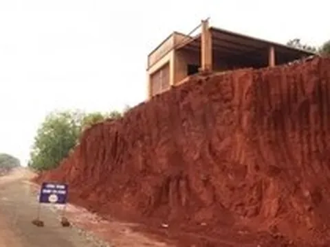 Công an Đồng Nai điều tra vụ hạ cốt nền làm đường khiến nhà dân chênh vênh