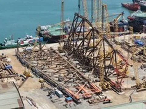 Huy động dàn cần cẩu hạng nặng lắp dựng cấu kiện 1.200 tấn tại dự án 4.000 tỷ đồng